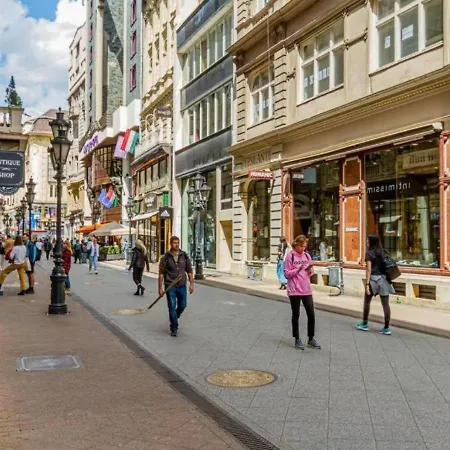 Luxury By The Famous Vaci Street Budapest
