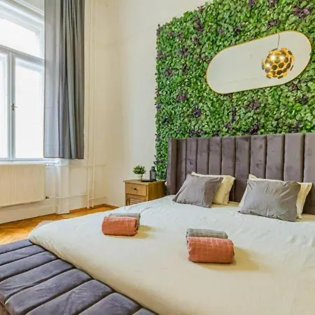 Luxury By The Famous Vaci Street Budapest
